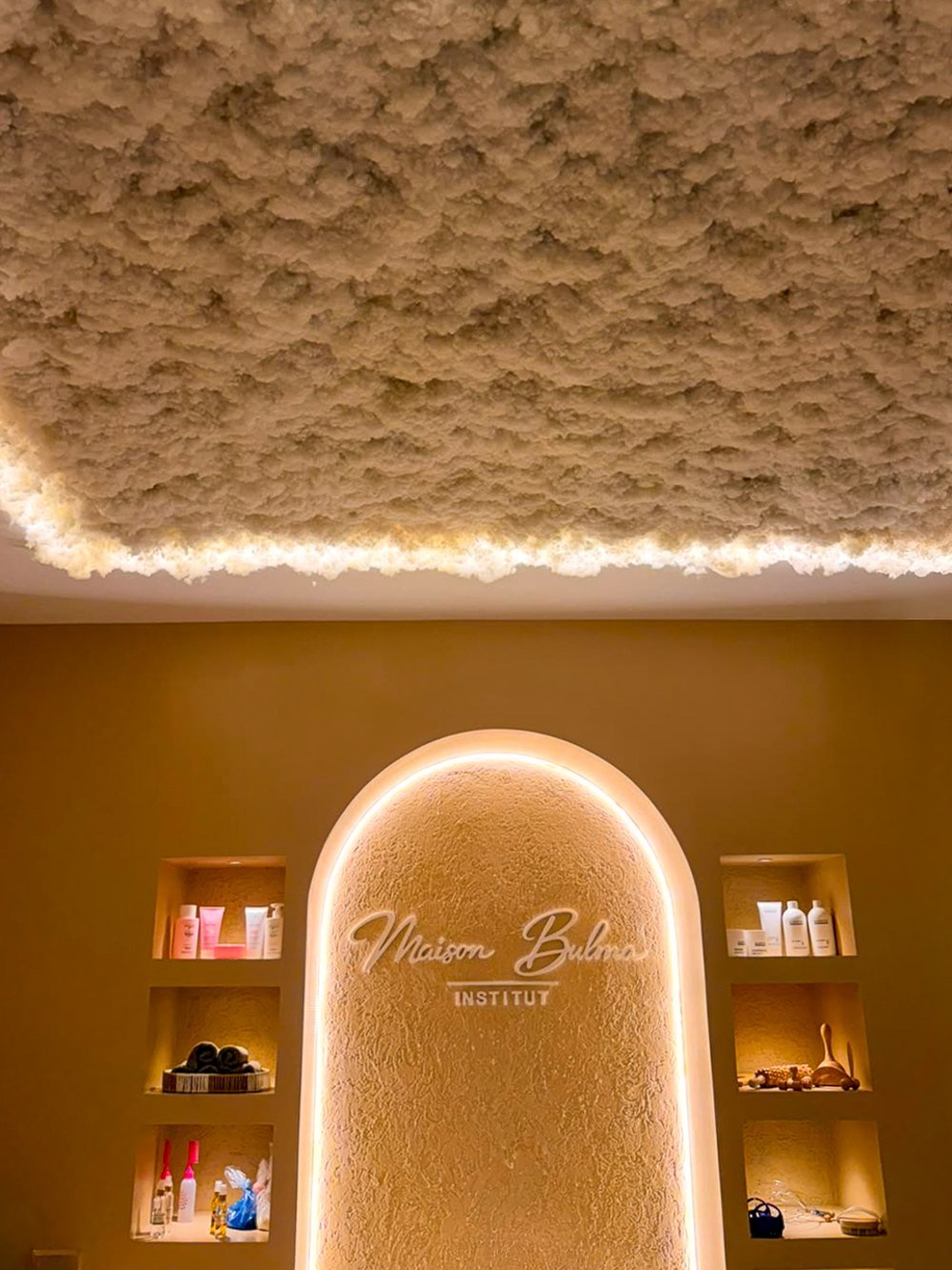 Le plafond nuage rétroéclairé de la cabine de soin